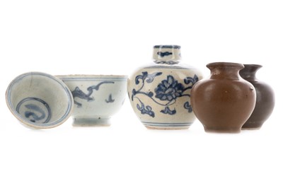 Lot 1255 - A SMALL CHINESE MING DYNASTY BLUE AND WHITE VASE, TWO TEA BOWLS AND TWO FURTHER SMALL VASES