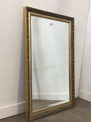 Lot 678 - A GILT FRAMED MIRROR