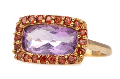 Lot 663 - AN AMETHYST AND GARNET RING