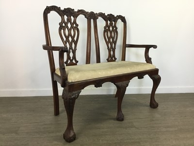 Lot 193 - A MAHOGANY TWO SEAT SETTEE