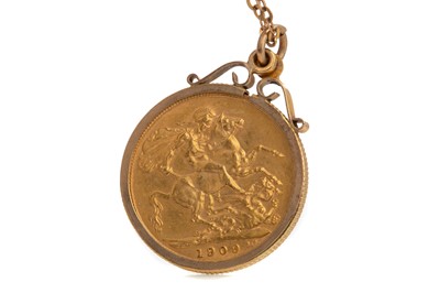 Lot 4 - AN EDWARD VII GOLD SOVEREIGN PENDANT DATED 1909