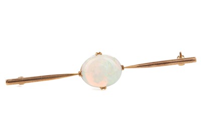 Lot 695 - AN OPAL BAR BROOCH