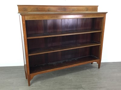 Lot 136 - AN EDWARDIAN INLAID MAHOGANY BOOKCASE AND BOOKS