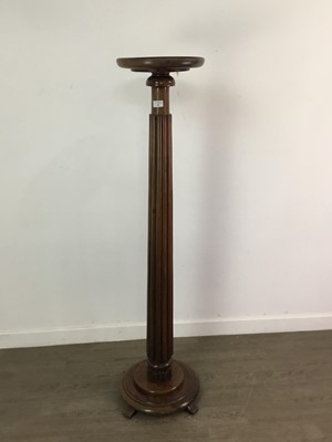 Lot 749 - AN EARLY 20TH CENTURY MAHOGANY TORCHERE PEDESTAL