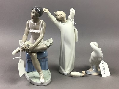 Lot 132 - A LLADRO SWAN AND THREE OTHER LLADRO FIGURES