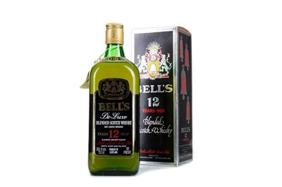 Lot 19 - BELL'S 12 YEAR OLD DE LUXE 26 2/3 FL OZ