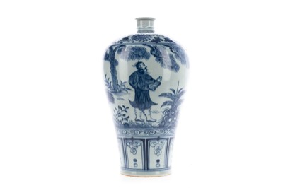 Lot 1267 - A CHINESE BLUE AND WHITE MEIPING