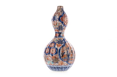 Lot 329 - A JAPANESE IMARI DOUBLE GOURD VASE