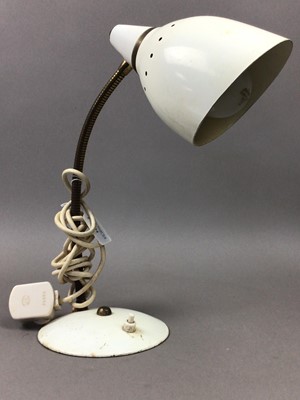 Lot 194 - A VINTAGE DESK LAMP