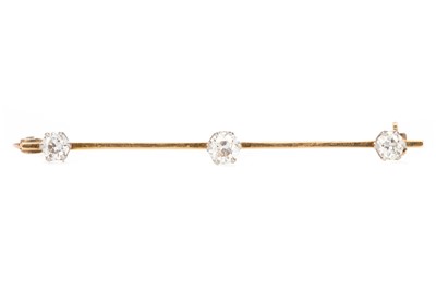 Lot 717 - A DIAMOND THREE STONE BAR BROOCH