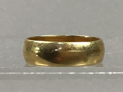 Lot 207 - AN EIGHTEEN CARAT GOLD WEDDING BAND