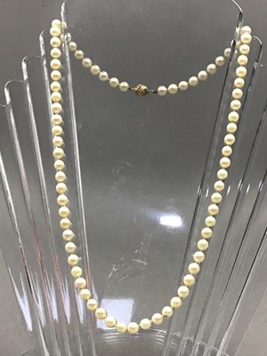 Lot 333 - A STRING OF CULTURED FRESHWATER PEARLS WITH NINE CARAT GOLD CLASP