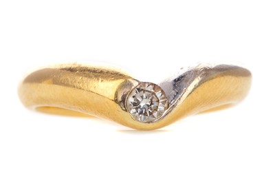 Lot 729 - A DIAMOND WISHBONE RING