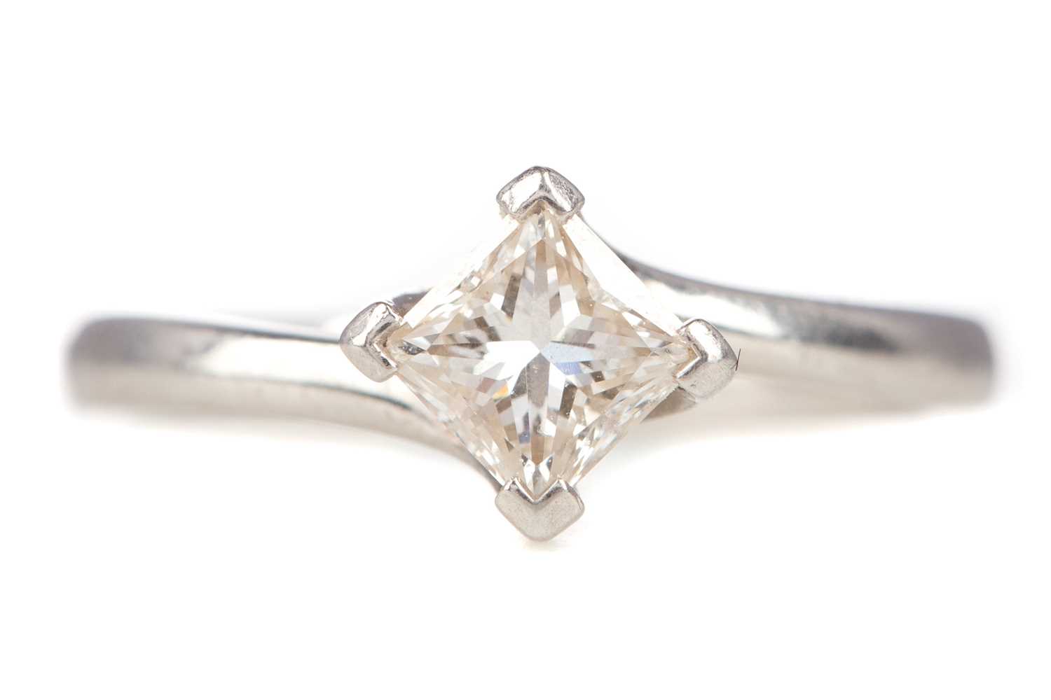 Lot 732 - A DIAMOND SOLITAIRE RING