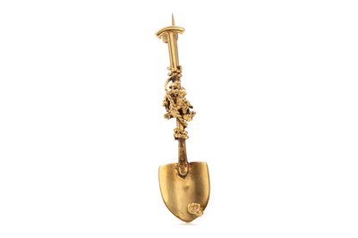 Lot 745 - A GOLD SPADE BROOCH