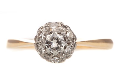 Lot 749 - A DIAMOND CLUSTER RING