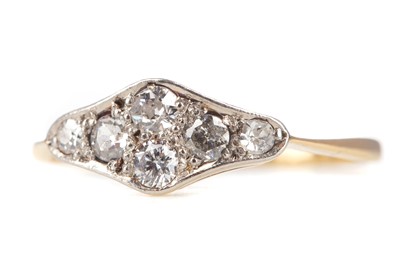 Lot 750 - A DIAMOND DRESS RING