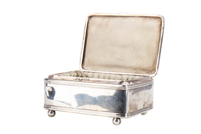 Lot 179 - A GEORGE V SILVER JEWELLERY BOX