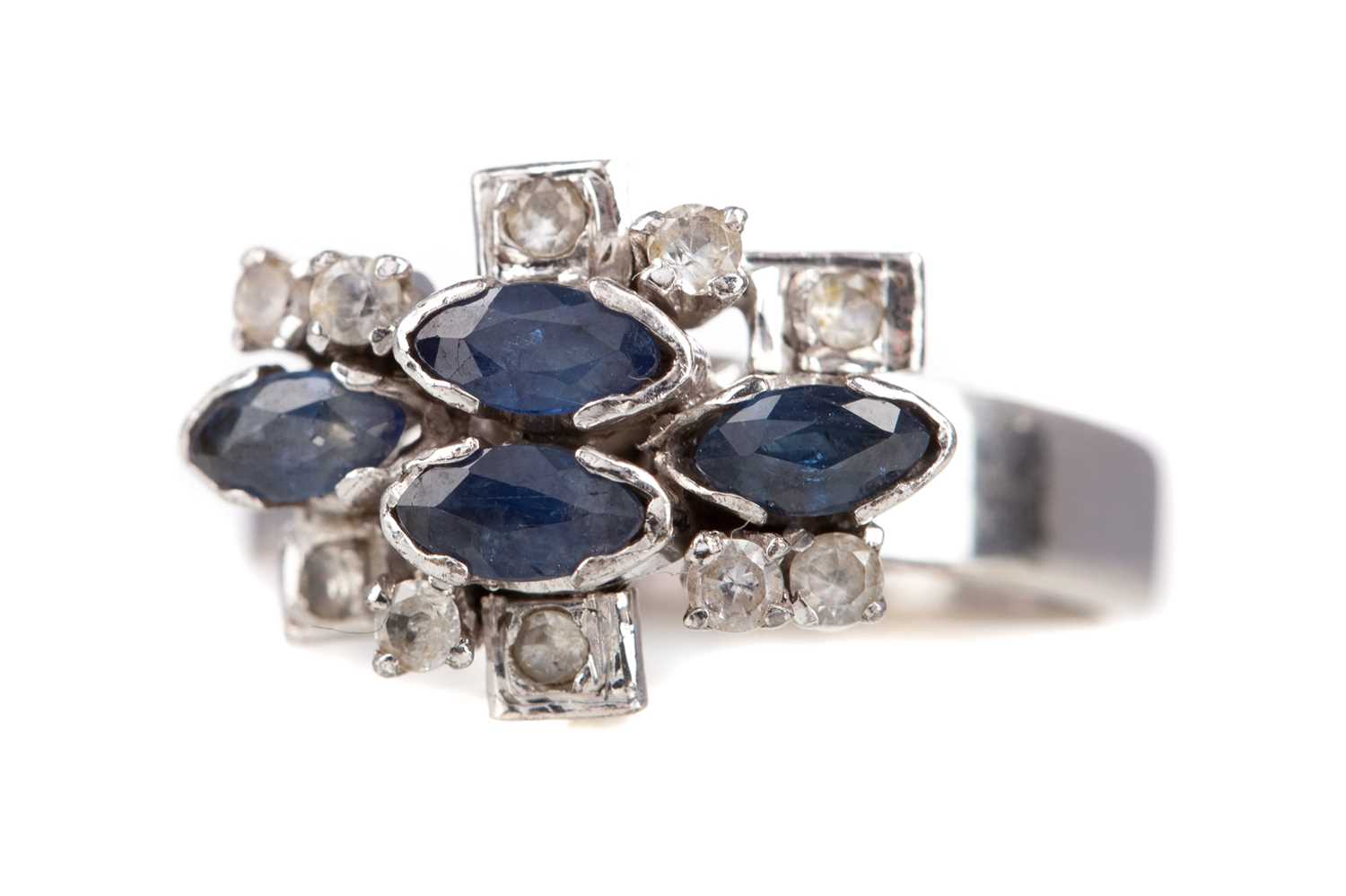Lot 751 - A SAPPHIRE AND GEM SET RING