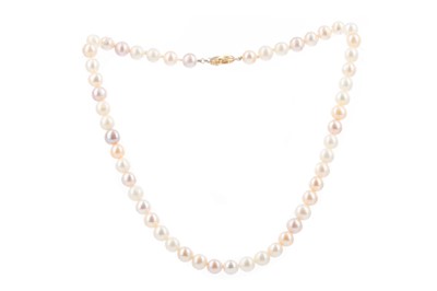 Lot 575 - A STRING OF COLOURED PEARLS