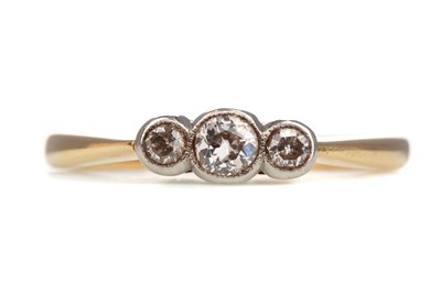 Lot 762 - A DIAMOND THREE STONE RING