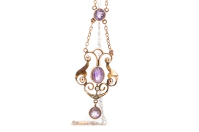 Lot 763 - AN AMETHYST AND SEED PEARL NECKLET
