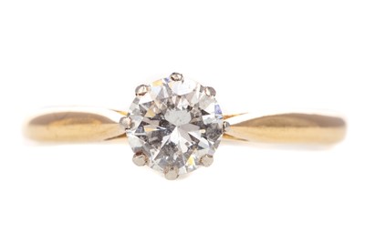Lot 767 - A DIAMOND SOLITAIRE RING