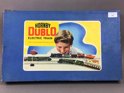 Lot 365 - A HORNBY DUBLO EDP 12 ELECTRIC TRAIN SET