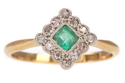 Lot 774 - AN EMERALD AND DIAMOND RING