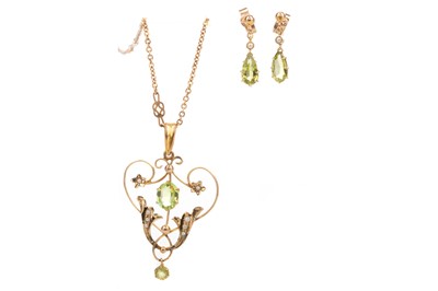 Lot 779 - A PERIDOT HOLBEIN PENDANT AND EARRINGS