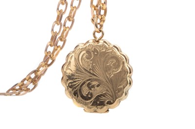 Lot 785 - A GOLD LOCKET ON CHAIN