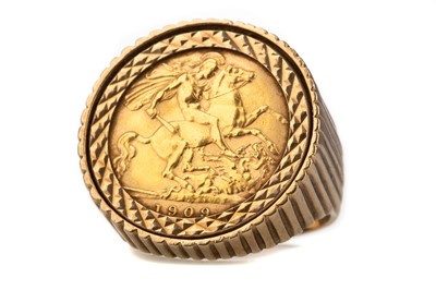 Lot 1 - AN EDWARD VII GOLD HALF SOVEREIGN RING DATED 1909