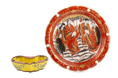 Lot 1321 - A JAPANESE KUTANI CARVED DISH AND A CHINESE CANTON-ENAMEL BRUSH WASHER