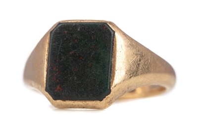 Lot 790 - A GENTLEMAN'S BLOODSTONE SIGNET RING