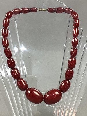 Lot 382 - A BAKELITE NECKLACE