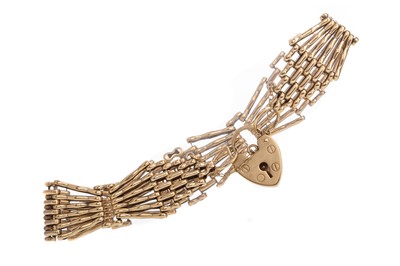 Lot 815 - A GOLD GATE BRACELET