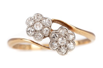Lot 817 - A DOUBLE DAISY CLUSTER RING