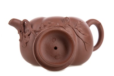 Lot 1337 - A 20TH CENTURY CHINESE YIXING POTTERY TEAPOT