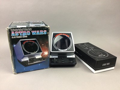 Lot 423 - A STAR TREK USS ENTERPRISE PIZZA CUTTER AND A VINTAGE ASTRO WARS GAME