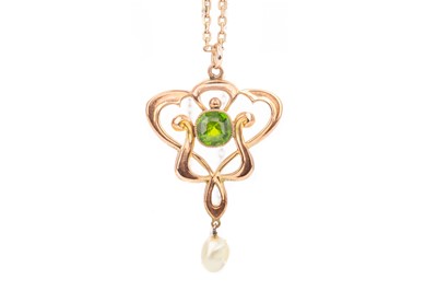 Lot 822 - AN EDWARDIAN ART NOUVEAU DEMANTOID GARNET  PENDANT ON CHAIN