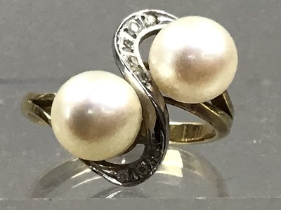 Lot 443 - A PEARL AND DIAMOND CROSSOVER RING