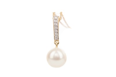 Lot 672 - A PEARL AND DIAMOND NECKLACE