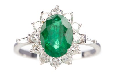 Lot 698 - AN EMERALD AND DIAMOND RING
