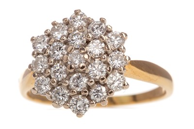 Lot 426 - A DIAMOND CLUSTER RING
