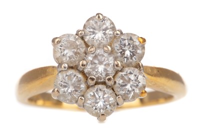 Lot 453 - A DIAMOND CLUSTER RING
