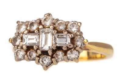Lot 428 - A DIAMOND CLUSTER RING