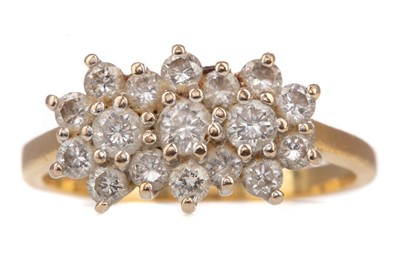 Lot 411 - A DIAMOND CLUSTER RING