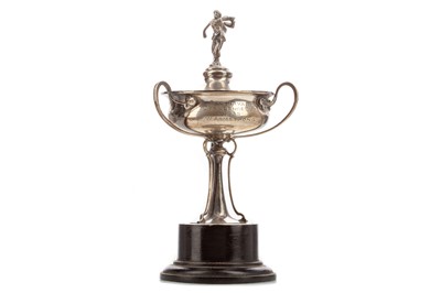 Lot 1536 - PELTIVAIN CHALLENGE CUP, A SILVER GOLFING TROPHY AND COVER, 1935