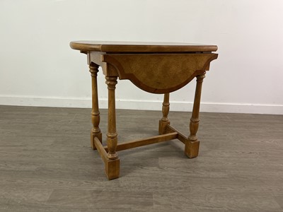 Lot 503 - AN OAK DROP LEAF OCCASIONAL TABLE