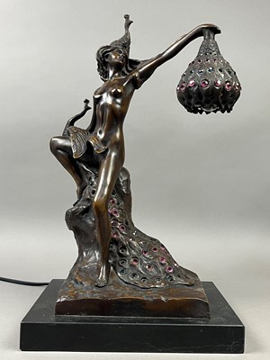 Lot 520 - A BRONZE EFFECT FIGURAL TABLE LAMP